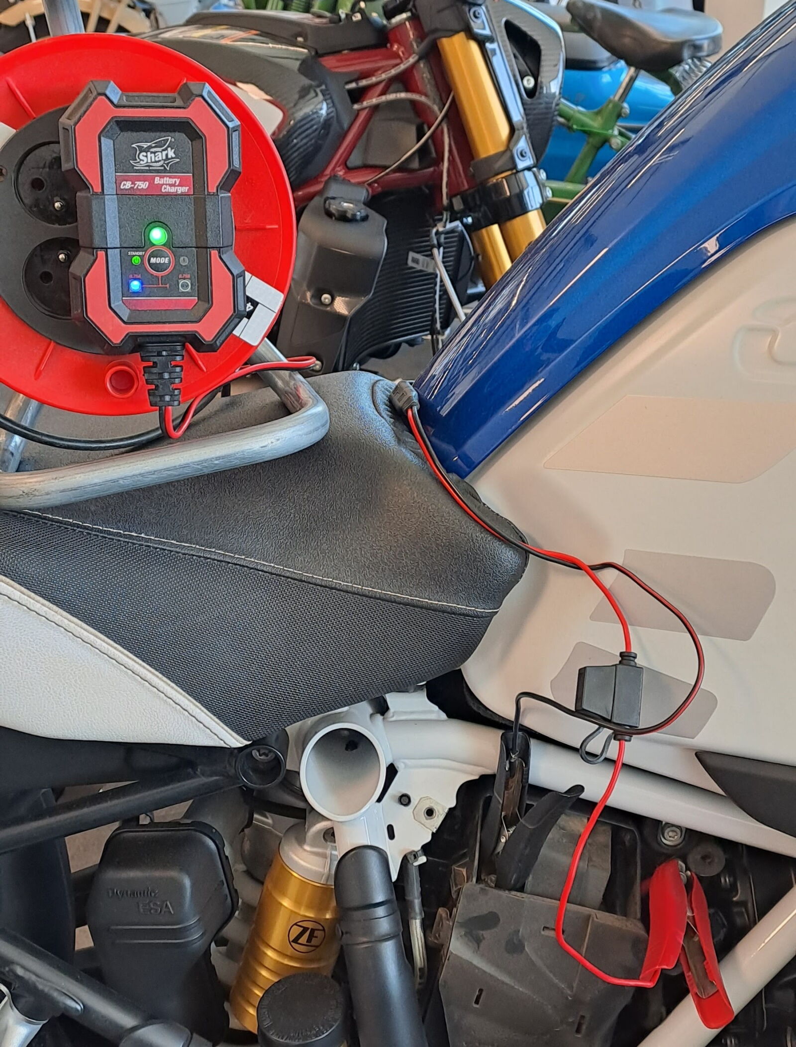 SHARK Battery Charger CB-750