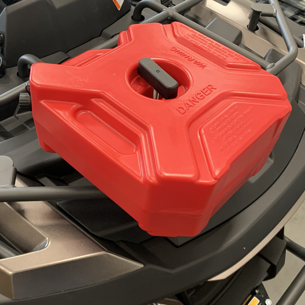 SHARK plastový kanyster na benzín, 5L, 29 x 25 x 12 cm